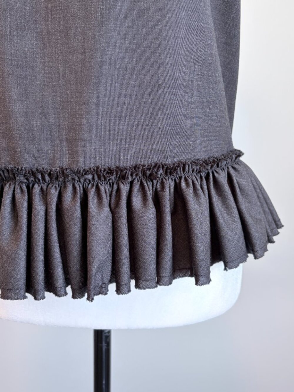 COS Sleeveless Top Ruffle Hem Minimalist Office Chic Gray Size 4 - Picture 4 of 10